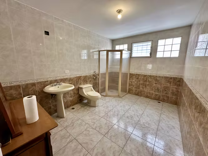 Se vende casa en Altos de Panama con patio y piscina