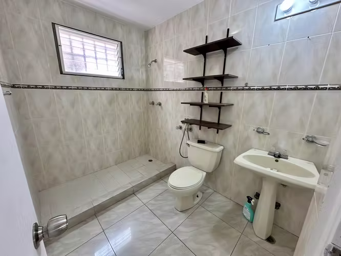 Se vende casa en Altos de Panama con patio y piscina