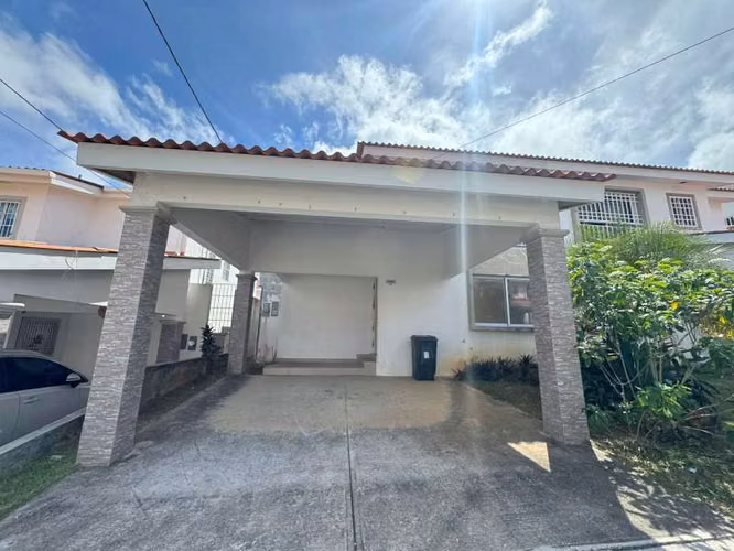 Venta de casa en Versalles Oeste - La Chorrera. Se Aceptan Ofertas