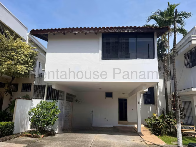 Hermosa Casa Dúplex en Venta en Altos del Golf 27PPM849