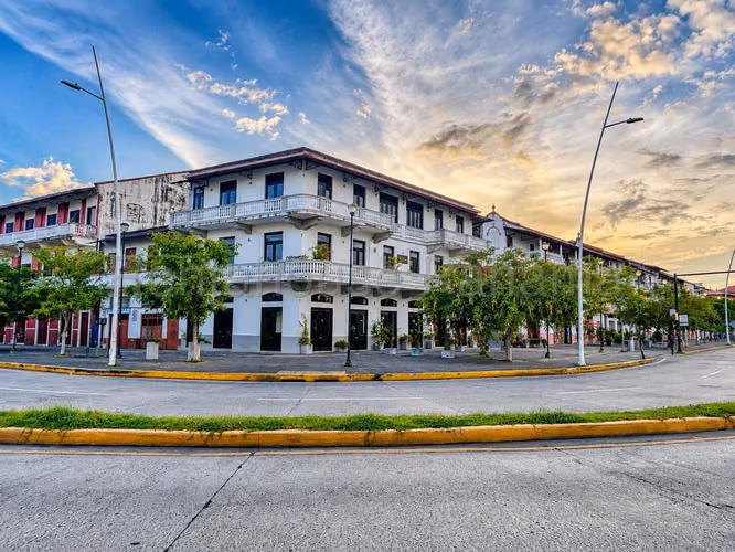 Alquilo Local Comarcial en Casco Antiguo OF27-865