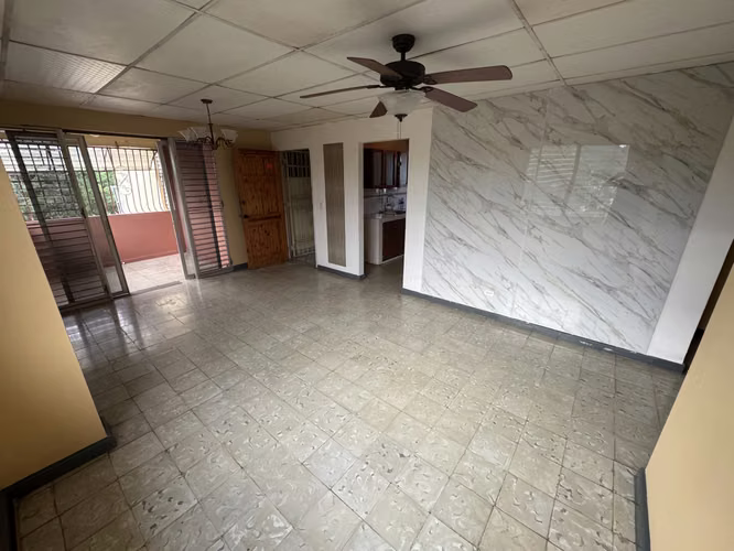Se alquila amplio apartamento en  La Locería – Excelente ubicación