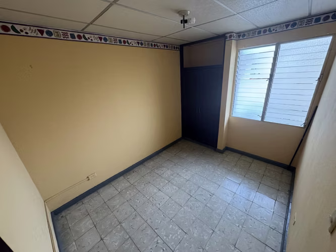 Se alquila amplio apartamento en  La Locería – Excelente ubicación
