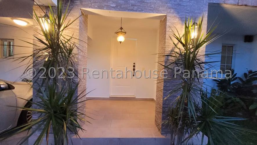 Venta Casa Quintas de Versalles Costa Sur 27YCG902