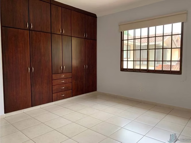 VENTA CASA CLAYTON 500M2 CON PISCINA CAMINO DE CRUCES CV