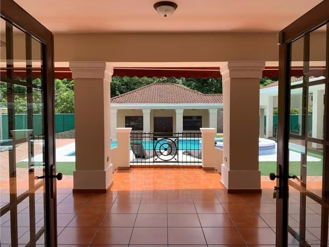VENTA CASA CLAYTON 500M2 CON PISCINA CAMINO DE CRUCES CV