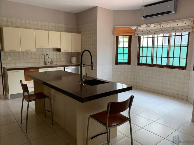 VENTA CASA CLAYTON 500M2 CON PISCINA CAMINO DE CRUCES CV