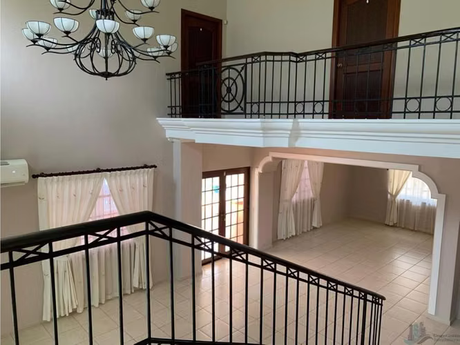 VENTA CASA CLAYTON 500M2 CON PISCINA CAMINO DE CRUCES CV