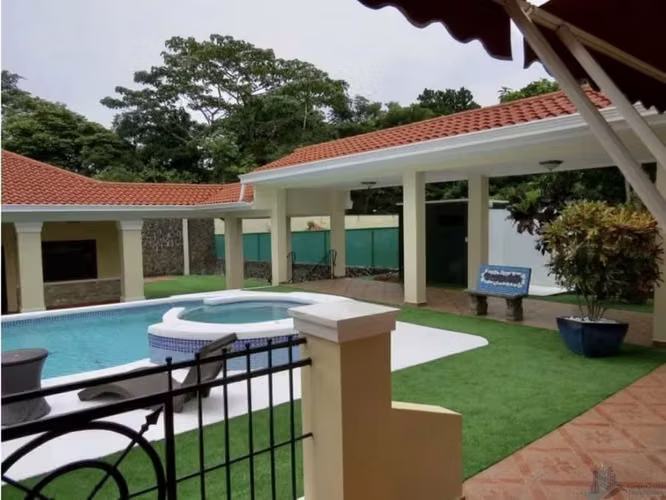 VENTA CASA CLAYTON 500M2 CON PISCINA CAMINO DE CRUCES CV