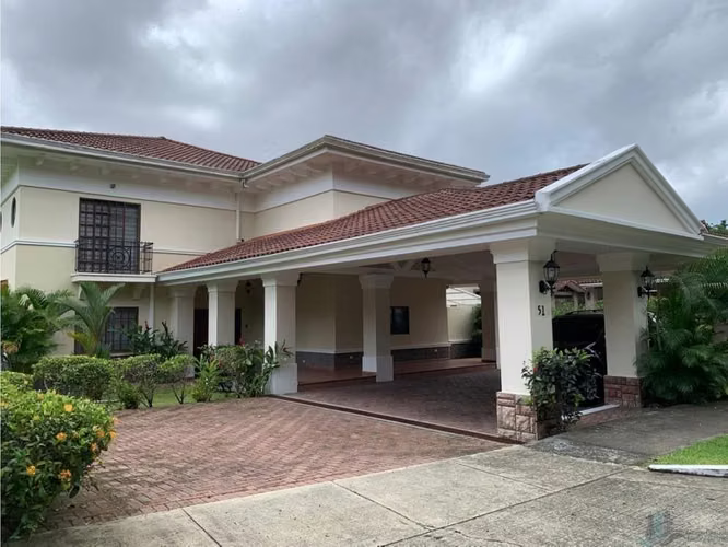 VENTA CASA CLAYTON 500M2 CON PISCINA CAMINO DE CRUCES CV