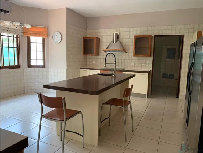 VENTA CASA CLAYTON 500M2 CON PISCINA CAMINO DE CRUCES CV