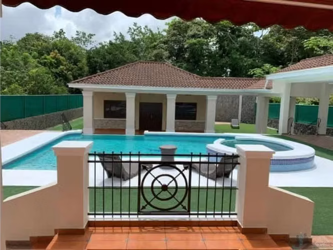 VENTA CASA CLAYTON 500M2 CON PISCINA CAMINO DE CRUCES CV