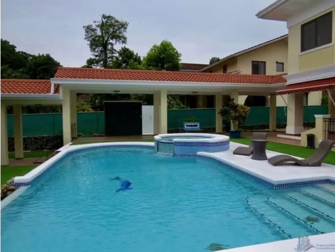 VENTA CASA CLAYTON 500M2 CON PISCINA CAMINO DE CRUCES CV