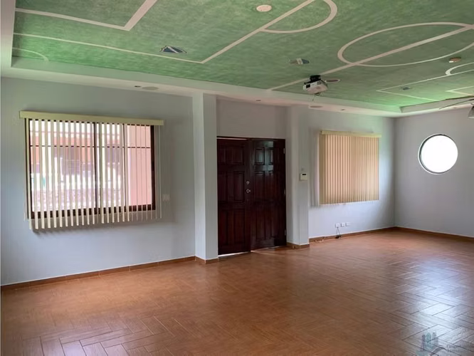 VENTA CASA CLAYTON 500M2 CON PISCINA CAMINO DE CRUCES CV