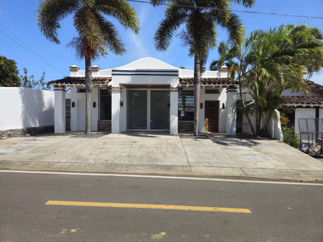 Casa de Concepto Abierto en Pedasí Centro, Panama