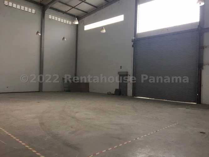 Venta de galera con oficinas en la 12 de Octubre