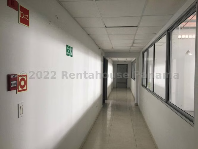 Venta de galera con oficinas en la 12 de Octubre