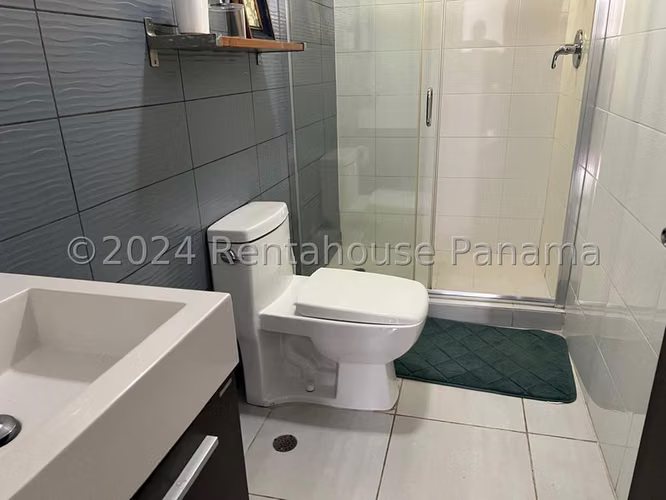 Alquiler de Apartamento Amoblado Ph MP1 en Via España 26LBR2555