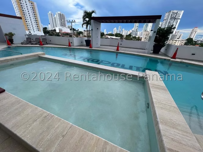 Alquiler de Apartamento Amoblado Ph MP1 en Via España 26LBR2555