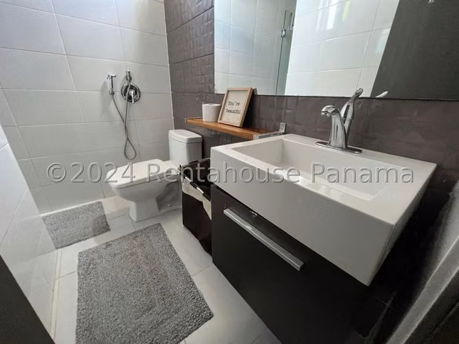 Alquiler de Apartamento Amoblado Ph MP1 en Via España 26LBR2555