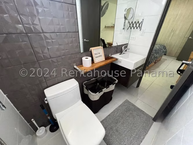 Alquiler de Apartamento Amoblado Ph MP1 en Via España 26LBR2555