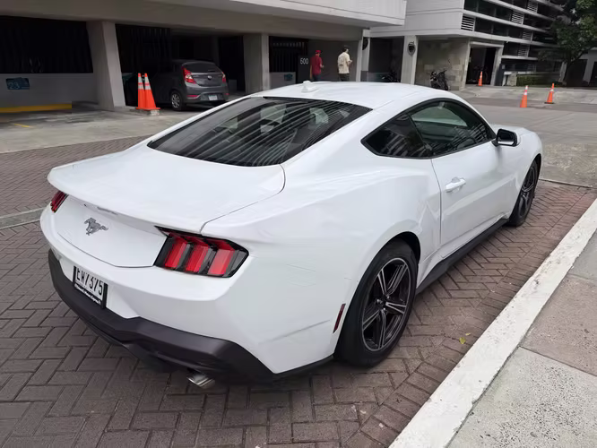 Ford Mustang Fastback semi nuevo