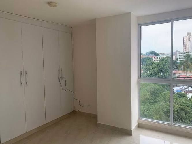 Alquiler de apartamento en avenida 12 de Octubre PH New Town
