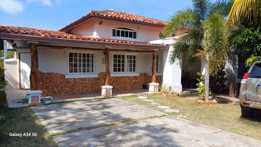 Casa Amueblada en Alquiler en Coronado | 4 Recámaras | Piscina Privada | 1,080 m²