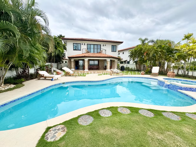 CASA FRENTE AL MAR - BUENAVENTURA