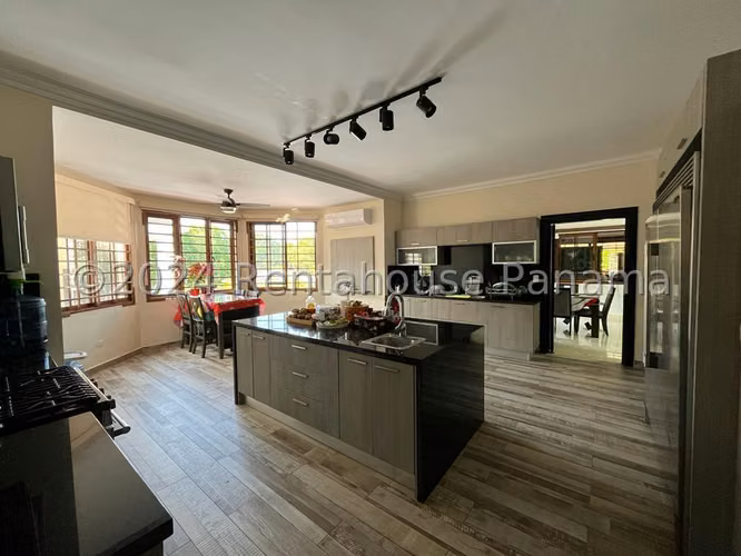 ¡Exclusiva Residencia de Lujo en Los Senderos, Clayton!  GC