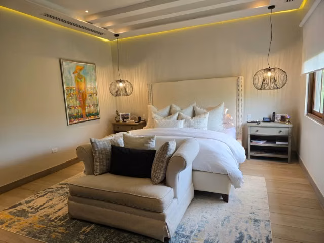 Casa de Lujo Remodelada en Senderos de Camino de Cruces