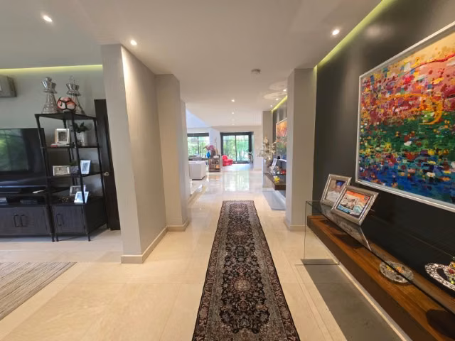 Casa de Lujo Remodelada en Senderos de Camino de Cruces