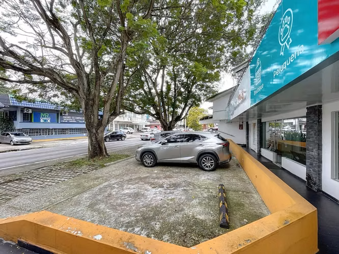 Venta de Plaza Comercial en Santa Elena