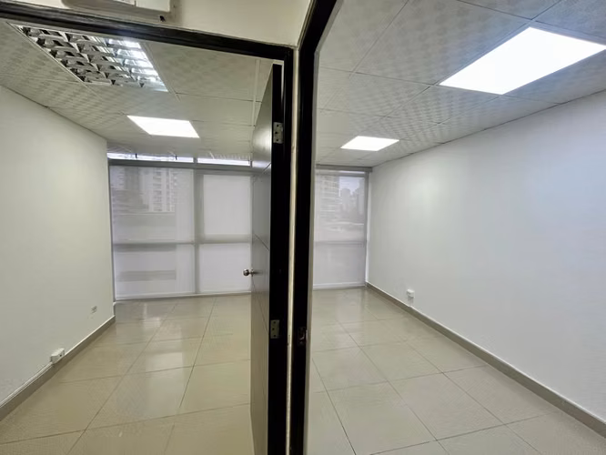 Oficina en Colores de Bella Vista de 50 mts2, baño privado, A/A inverter, 1 estacionamiento