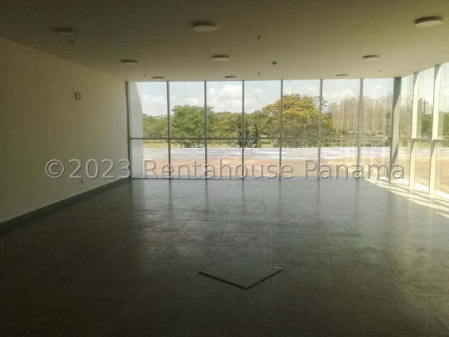 Venta de Local Comercial en Parque Lefevre 27LBR912