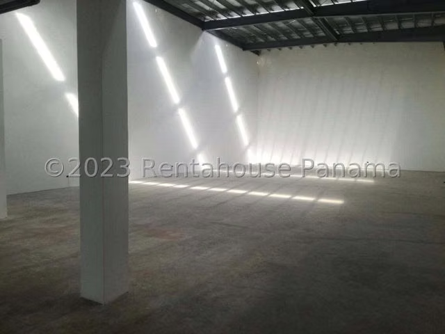 Venta de Local Comercial en Parque Lefevre 27LBR912