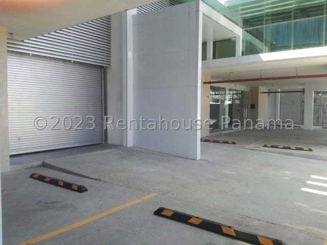 Venta de Local Comercial en Parque Lefevre 27LBR912