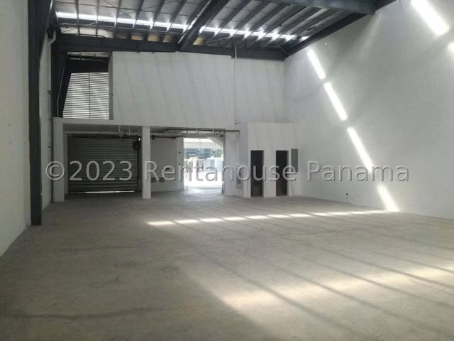 Venta de Local Comercial en Parque Lefevre 27LBR912