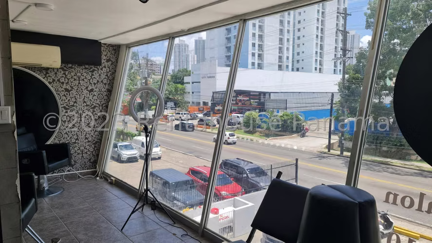 Local Comercial en Venta en Parque Lefevre JG
