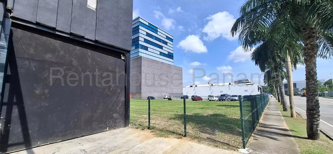 Galera de 660m2 en alquiler en Santa María Business