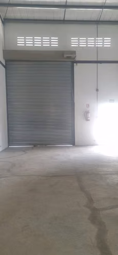 ALQUILO GALERA EN CHANIS, 90M2, 8MTS DE ALTURA, CON PORTON ELECTRICO.
