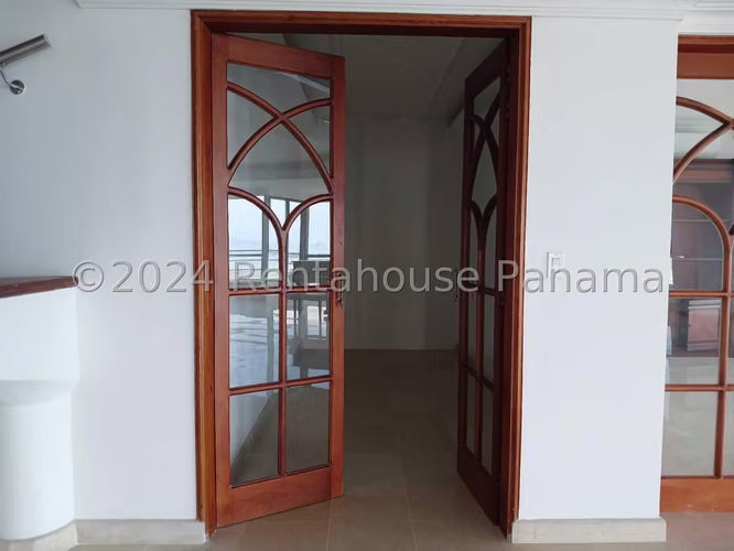 Se Alquila Apartamento en Avenida Balboa DPA26-9018