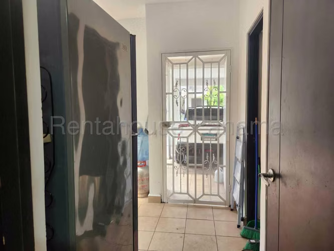 Se Alquila Casa en Condado del Rey DPA25-7695
