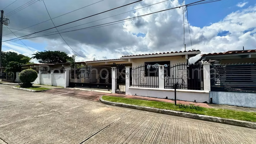 Casa en Venta en Chanis 27LDC942