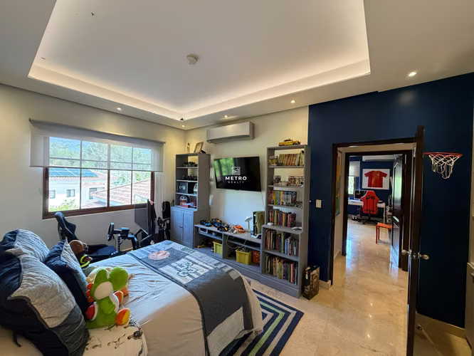 Lujosa Casa en Venta en Senderos Camino de Cruces