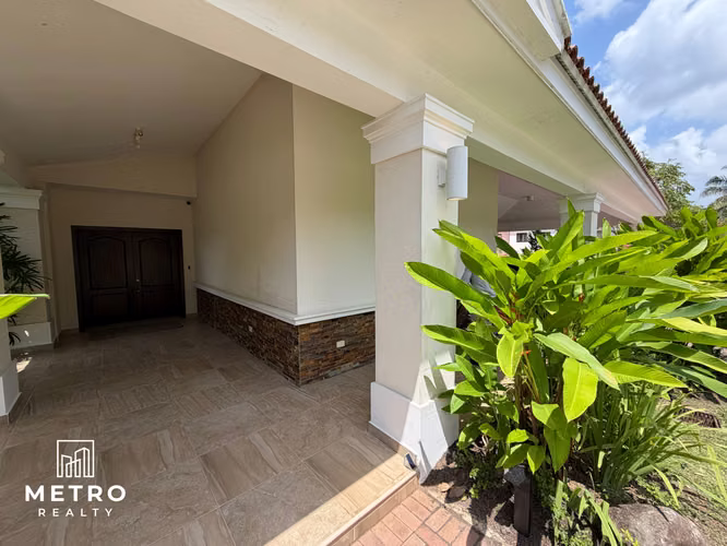 Lujosa Casa en Venta en Senderos Camino de Cruces