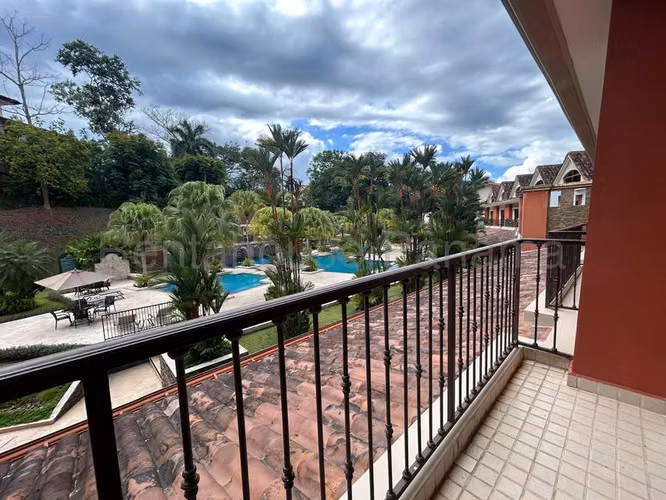 Alquiler de apartamento de 191 m² en Embassy Club, Clayton