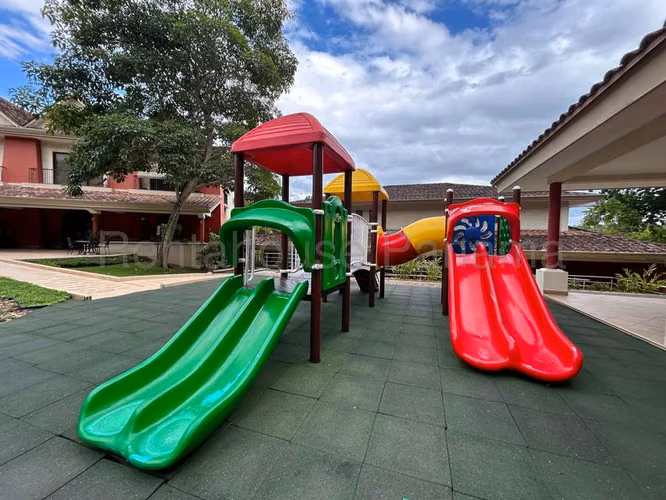 Alquiler de apartamento de 191 m² en Embassy Club, Clayton