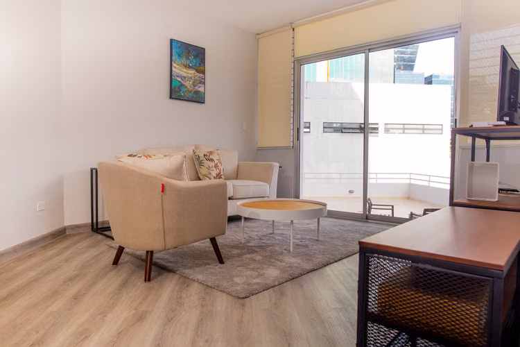 Apartamento Full Amueblado 2 Recámaras + Cuarto de Servicio y terraza privada