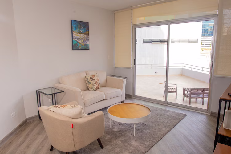 Apartamento Full Amueblado 2 Recámaras + Cuarto de Servicio y terraza privada